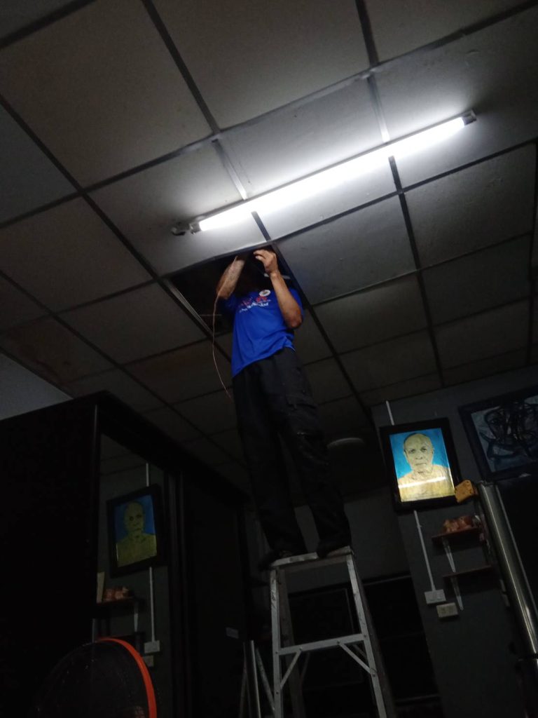 ปีนบันไดเช็กสายไฟบนฝ้า