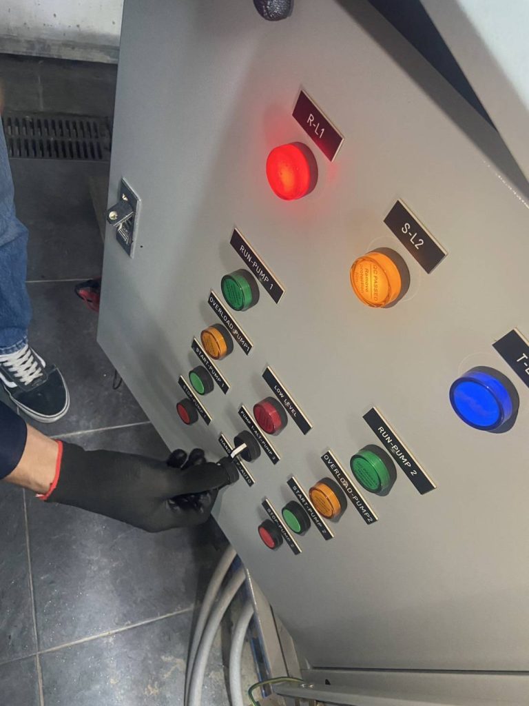 ตรวจเช็กตู้ควบคุมปั๊มน้ำ