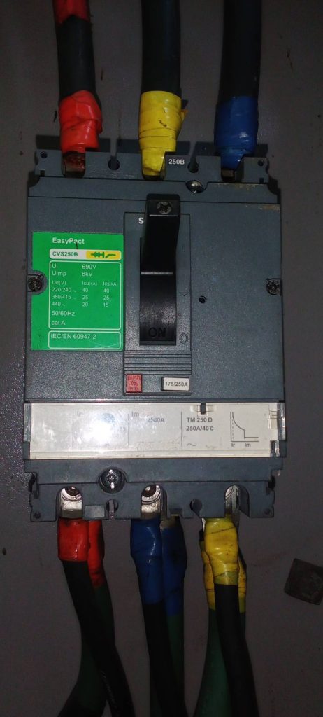 เมนเบรกเกอร์