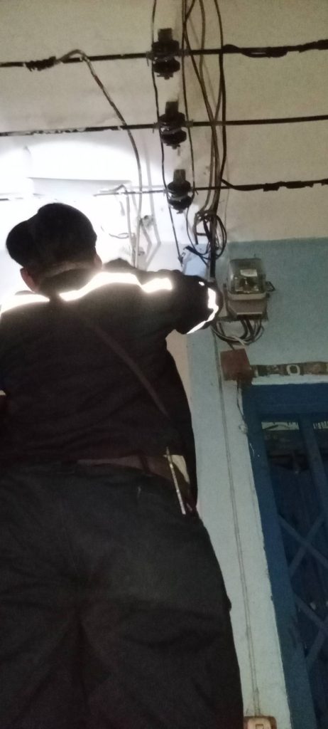 ช่างตรวจเช็คมิเตอร์ไฟฟ้า