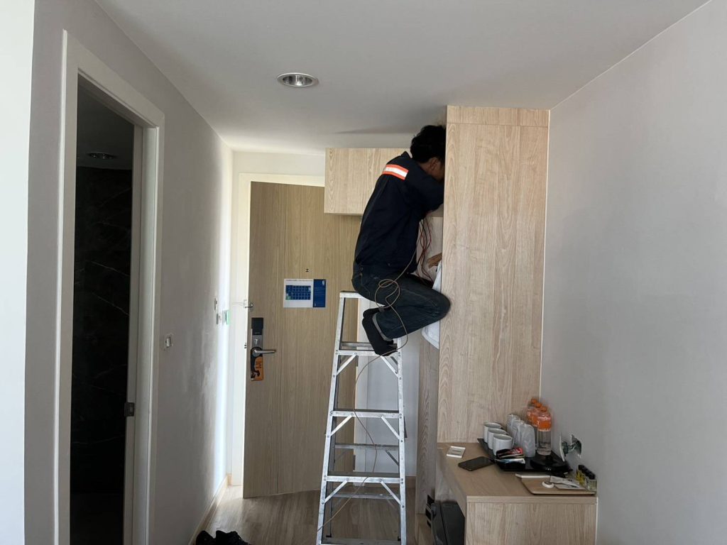 ปีนบันไดซ่อมไฟ