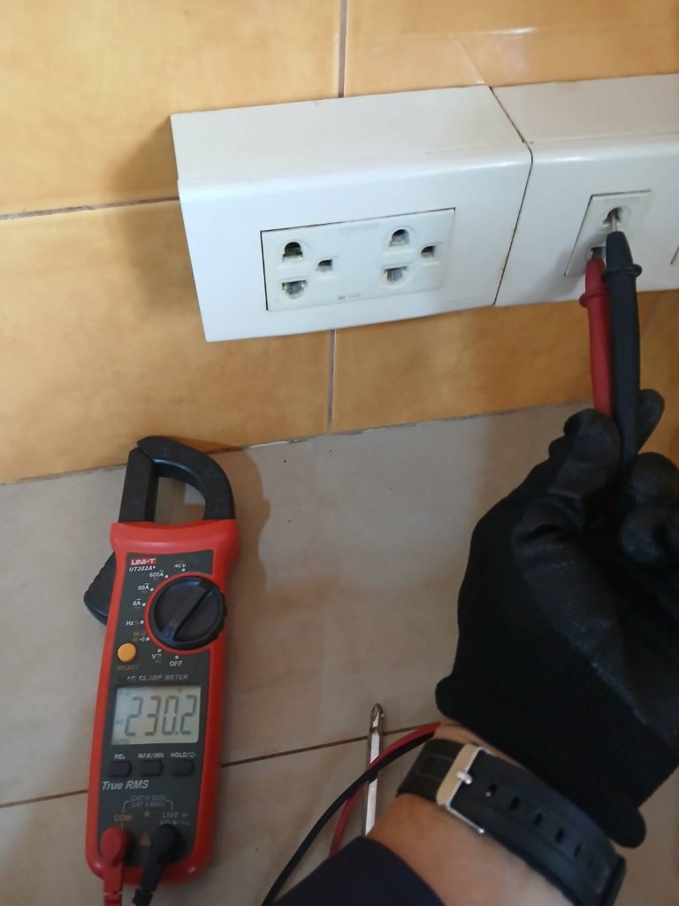 วัดแรงดันปลั๊กไฟ