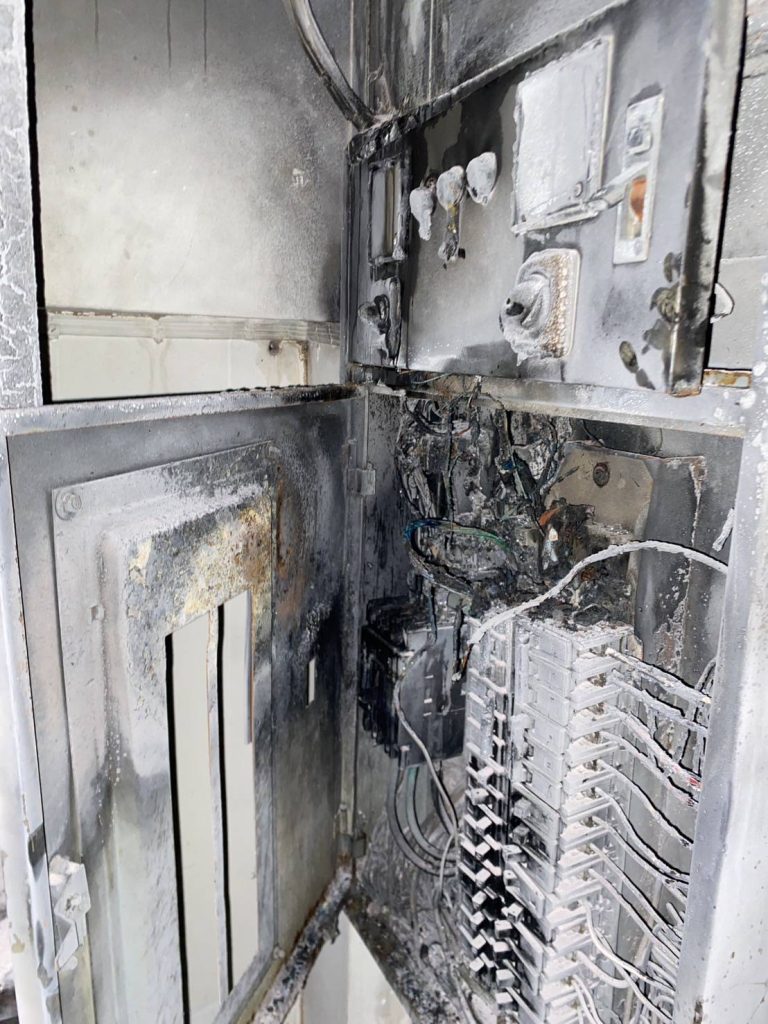 แผงควบคุมไฟฟ้าที่ช็อตไหม้รุนแรง