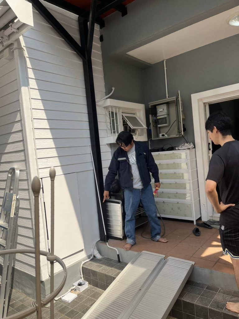 ช่างตรวจเช็กแนวสายไฟ