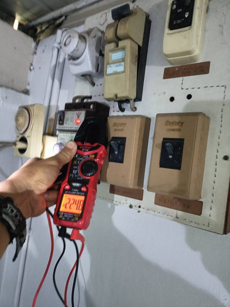 ตรวจสอบการจ่ายไฟของเบรกเกอร์ (circuit breaker)