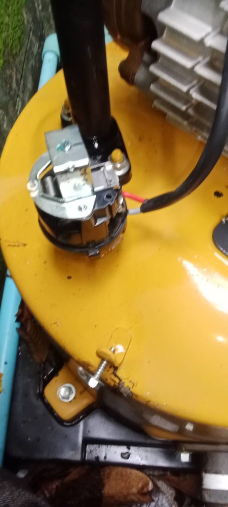 ช่างไฟฟ้าตรวจเช็กสวิตช์แรงดัน