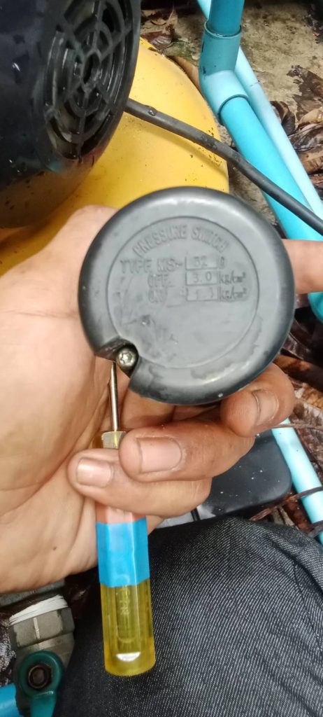 ช่างไฟฟ้าถอดเปลี่ยนสวิตช์แรงดัน