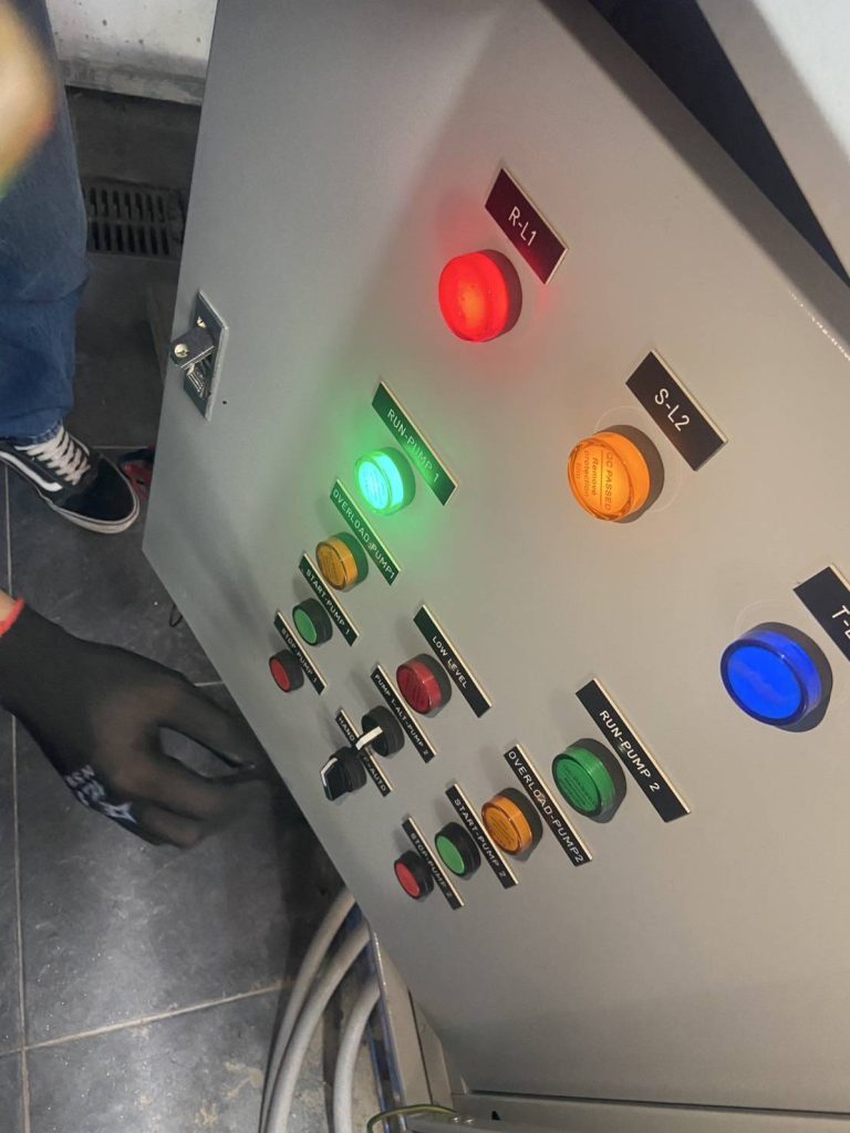 ตรวจเช็กตู้ควบคุมปั๊มน้ำ