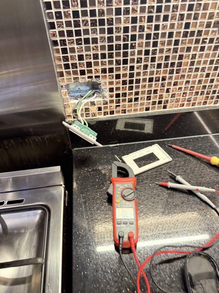 ติดตั้งปลั๊กไฟ