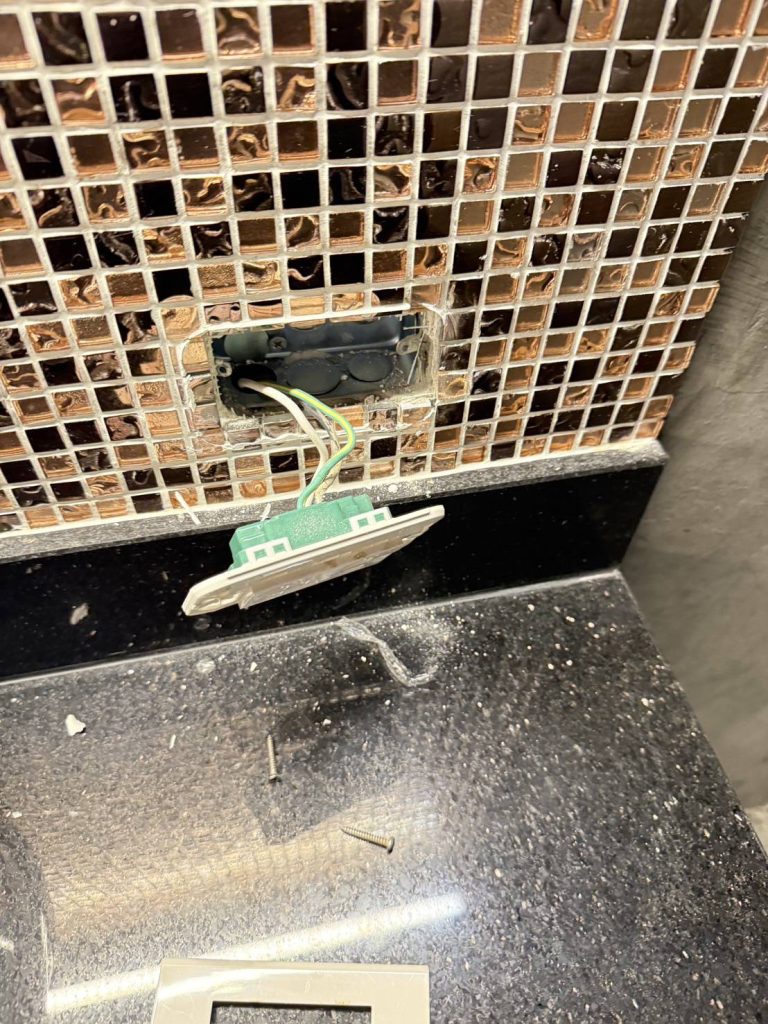 ติดตั้งปลั๊กไฟ