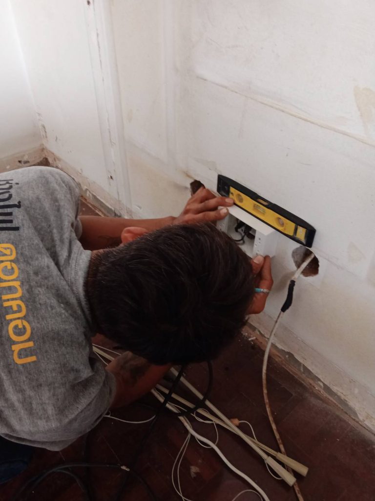 ติดตั้งปลั๊กไฟ