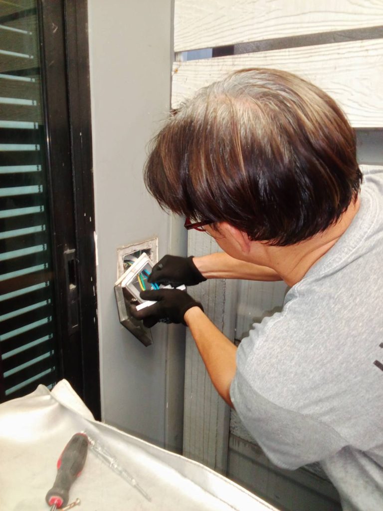 ช่างทำการตรวจเช็กปลั๊กไฟ