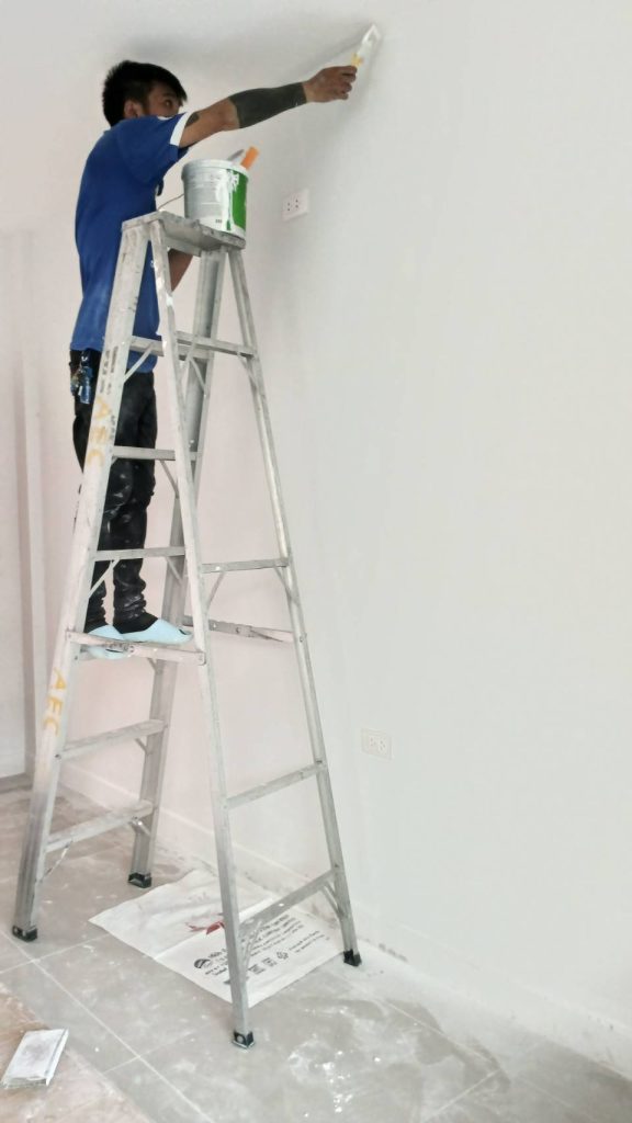 ปีนบันไดเก็บงาน