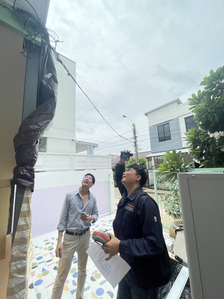 ช่างไฟฟ้าเข้าดูหน้างาน