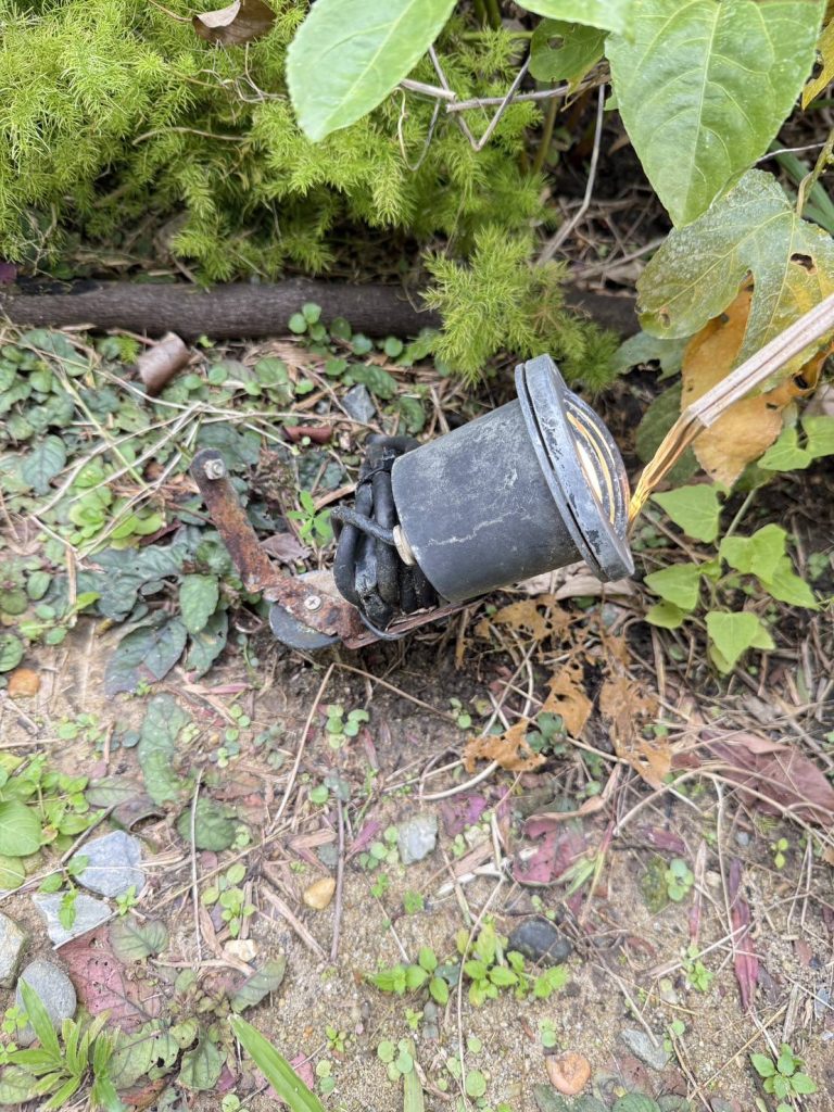 โคมไฟแต่งสวนชำรุด