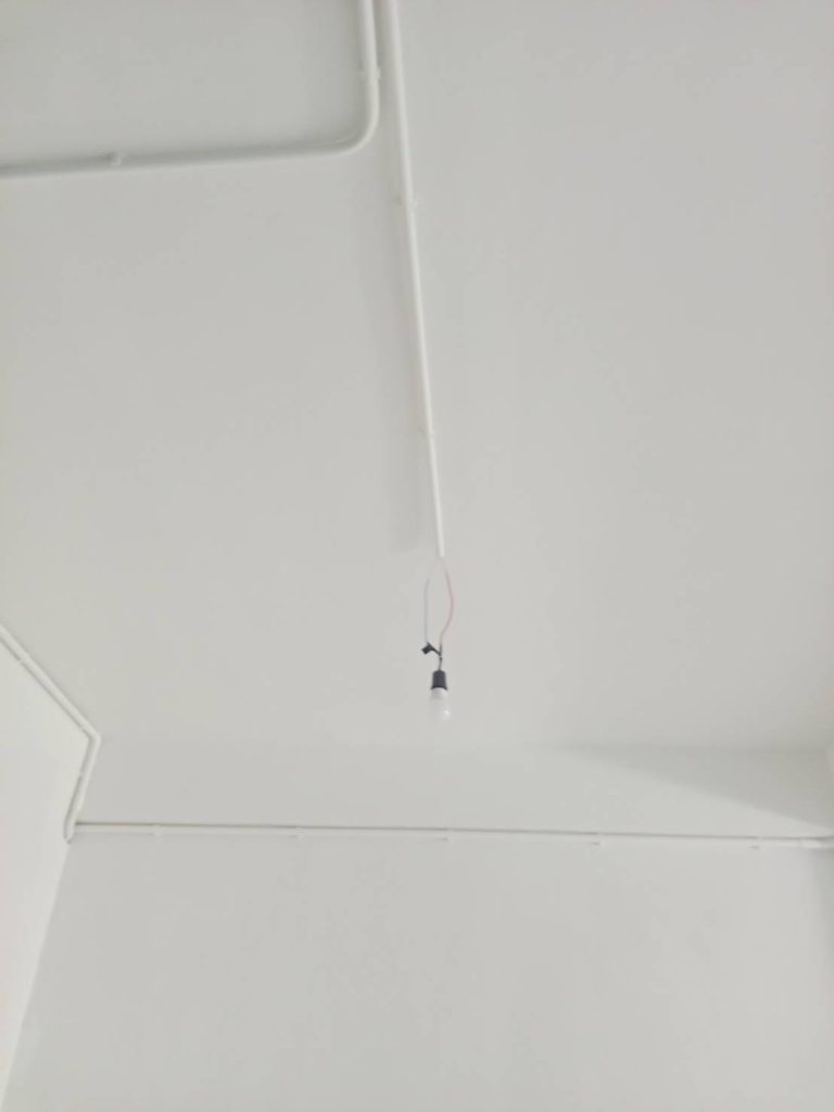 แนวท่อสายไฟและหลอดไฟติดไว้ชั่วคราว