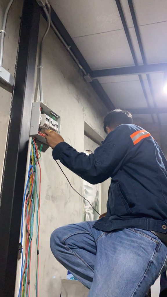 ช่างไฟตรวจเช็กตู้คอนซูมเมอร์