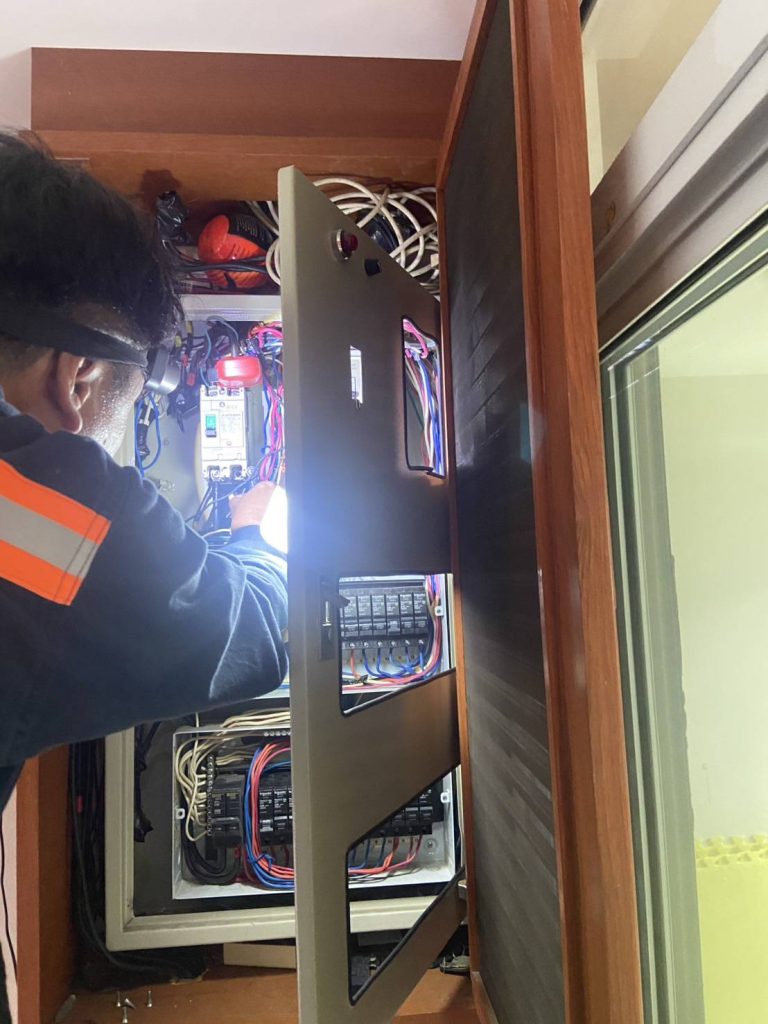 ช่างไฟฟ้าตรวจเช็กตู้ไฟ