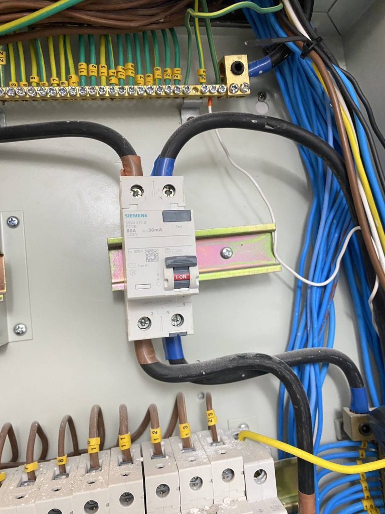 เมนเบรกเกอร์