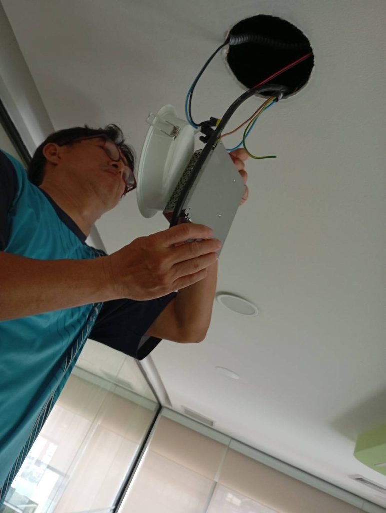 ตรวจเช็กสายไฟ