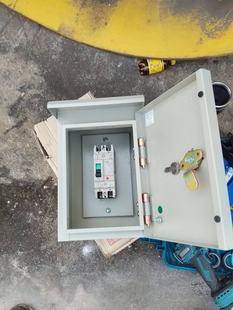 เบรกเกอร์ในตู้ไฟรอติดตั้ง