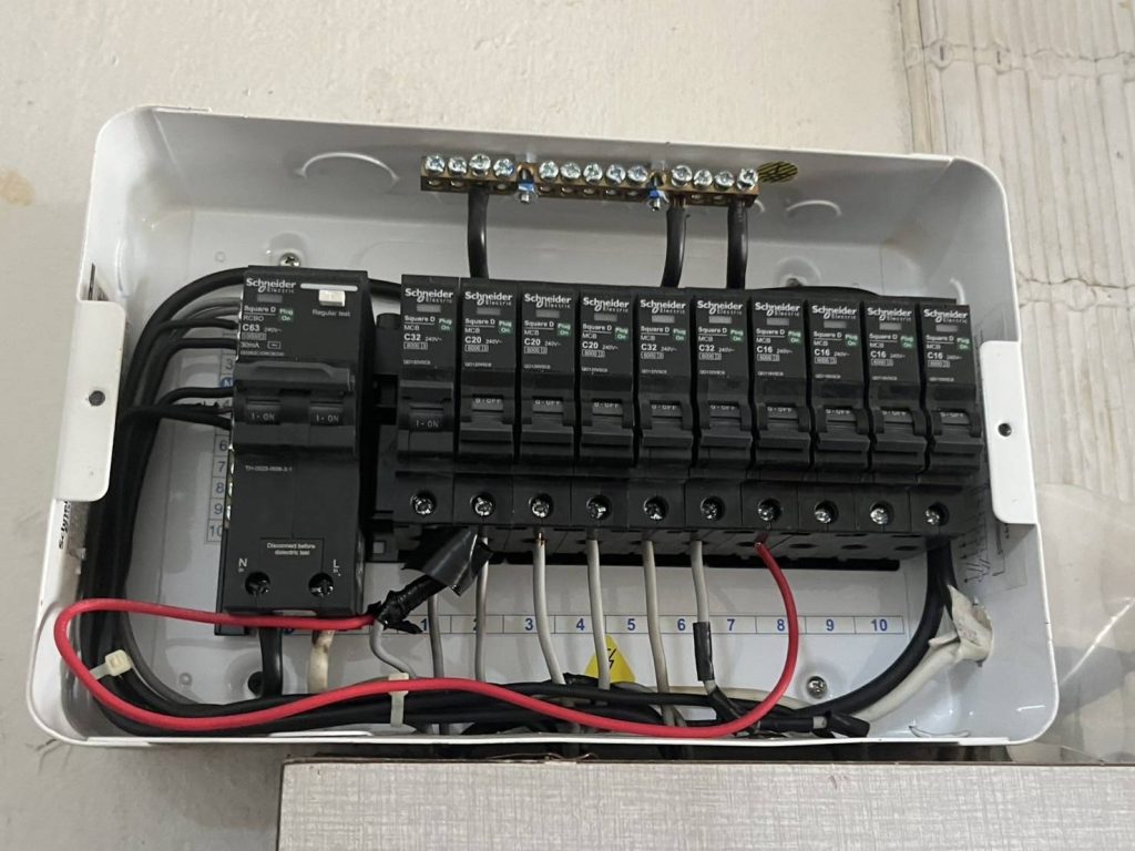 เบรกเกอร์