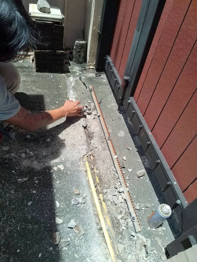 กรีดพื้นฝังท่อสายไฟ