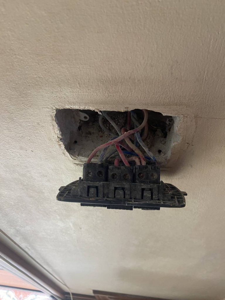 เปลี่ยนสวิตซ์ไฟใหม่