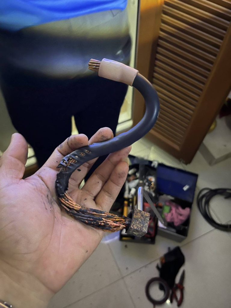 สายไฟที่ฉนวนหุ้มละลาย