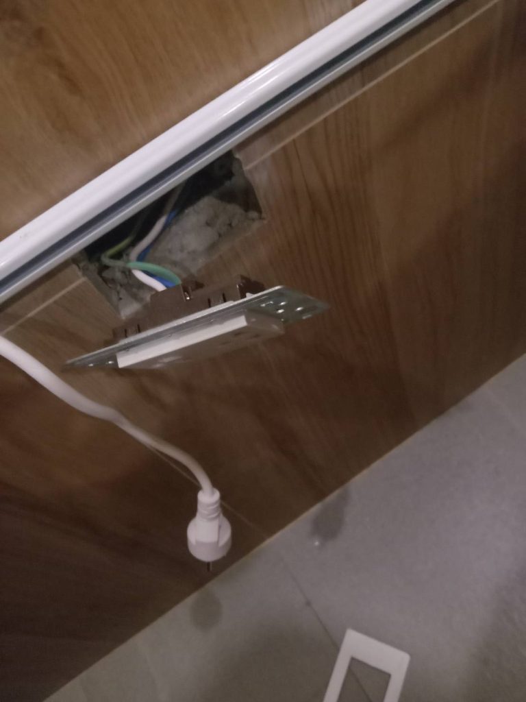 ช่างไฟฟ้าตรวจเช็กปลั๊กไฟ