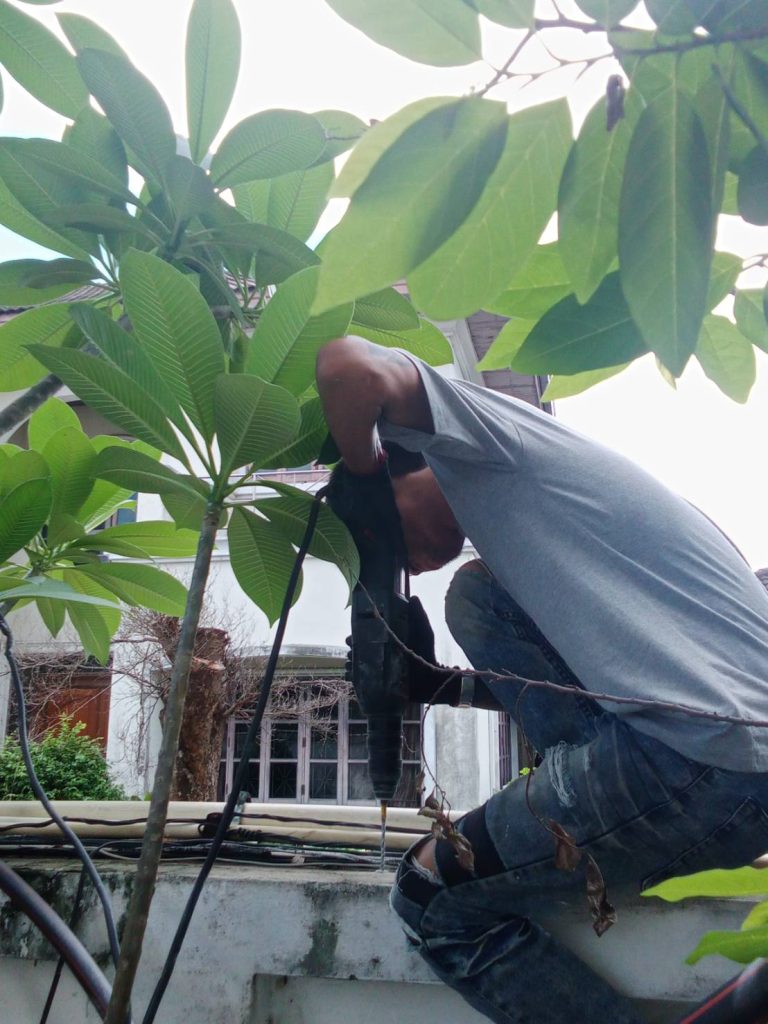 เจาะยึดแนวท่อสายไฟ