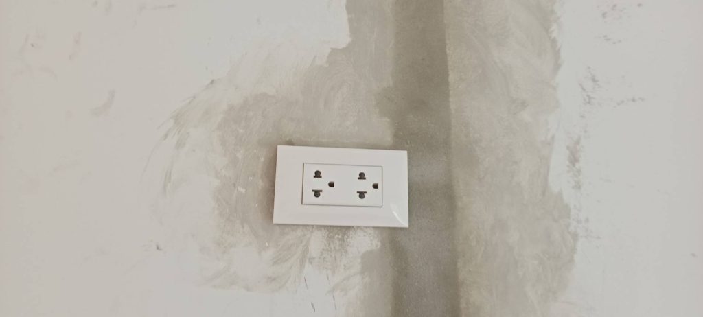 ติดตั้งปลั๊กไฟแบบฝังผนัง