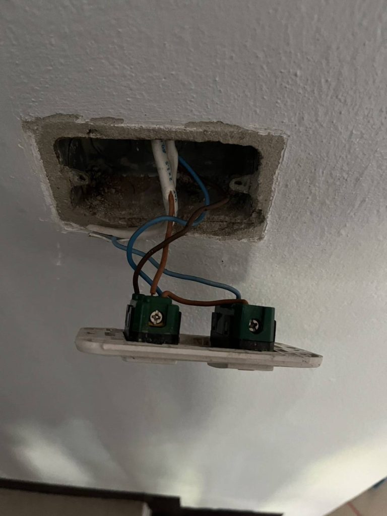 รื้อปลั๊กเช็กสายไฟ