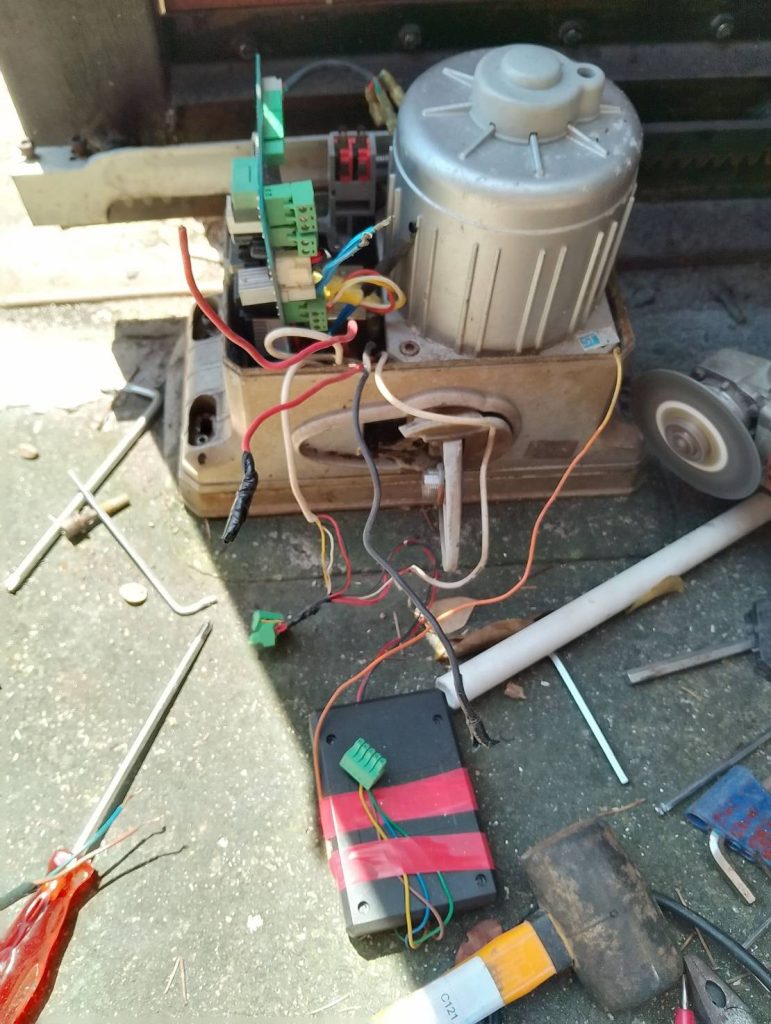 ถอดเปลี่ยนมอเตอร์ประตูรีโมทเก่า