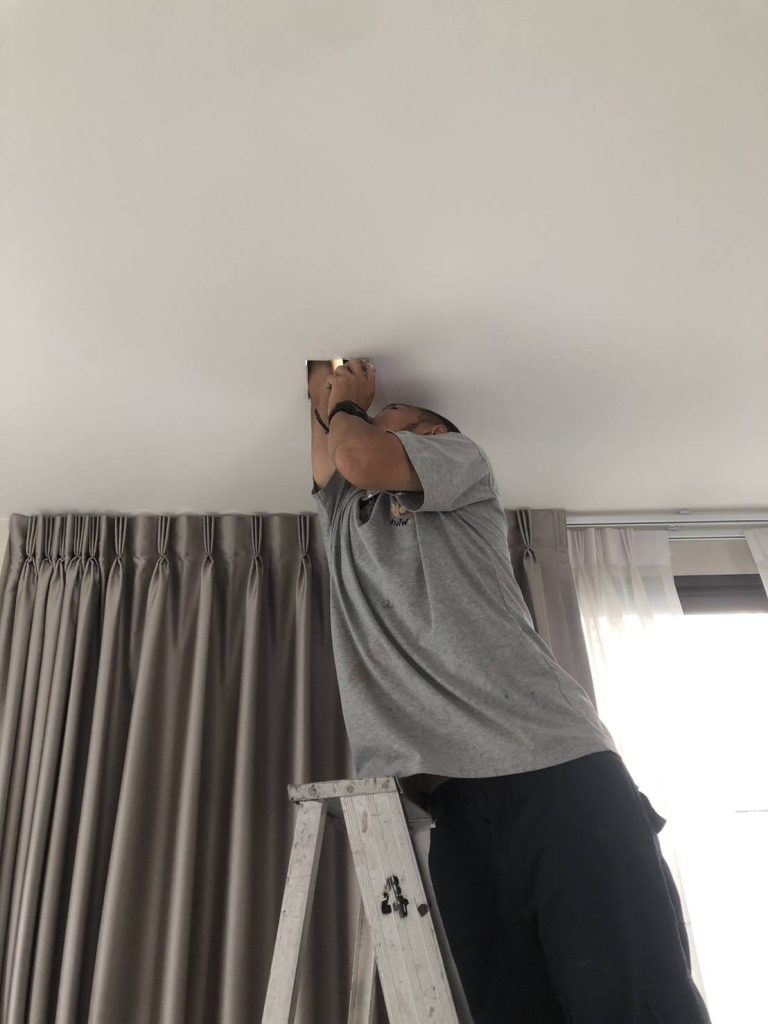 ขึ้นฝ้าหาสายไฟ