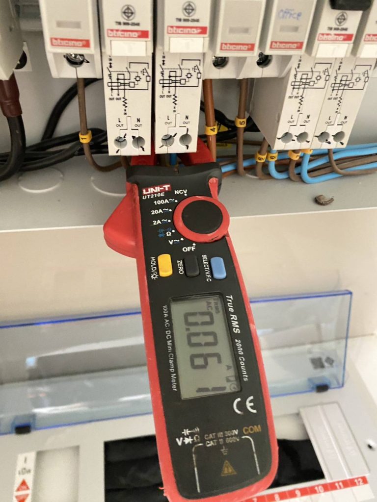 คล้องสายวัดกระแส