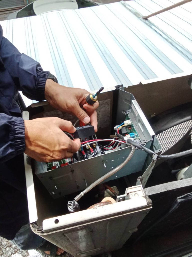 ตรวจเช็กแผงวงจรคอมเพรสเซอร์แอร์