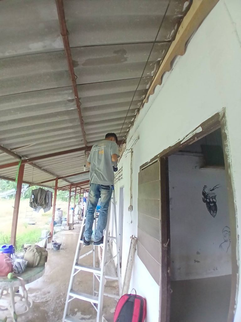 ปีนบันได้ซ่อมสาย