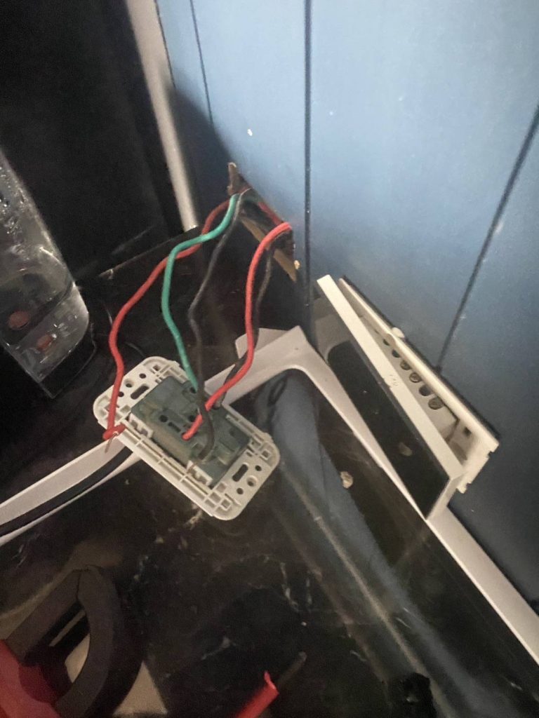 ตรวจเช็กปลั๊กไฟ