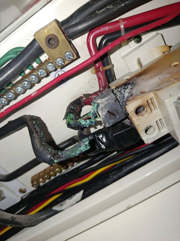 สายไฟช็อตไหม้ในตู้โหลด