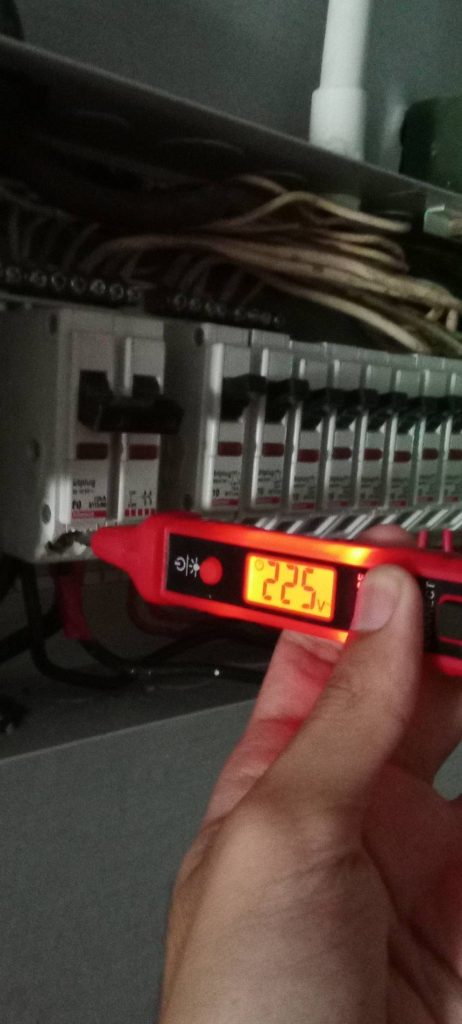 ตรวจเช็กเมนเบรกเกอร์ในตู้คอนซูมเมอร์