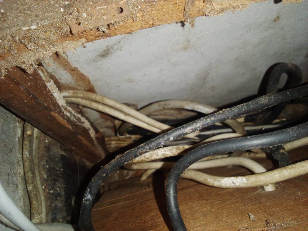 สายไฟเก่าเสี่ยงช็อต