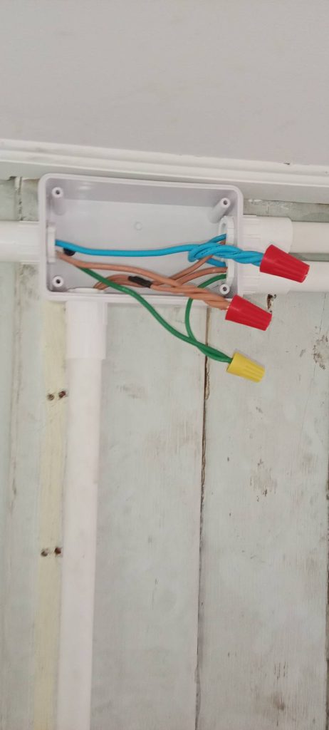 การต่อสายไฟในกล่องพักสายไฟ