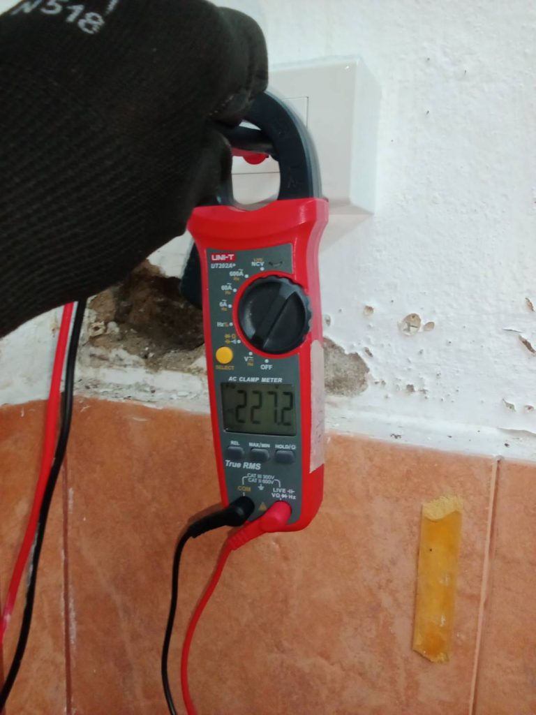 ตรวจเช็กปลั๊กไฟ