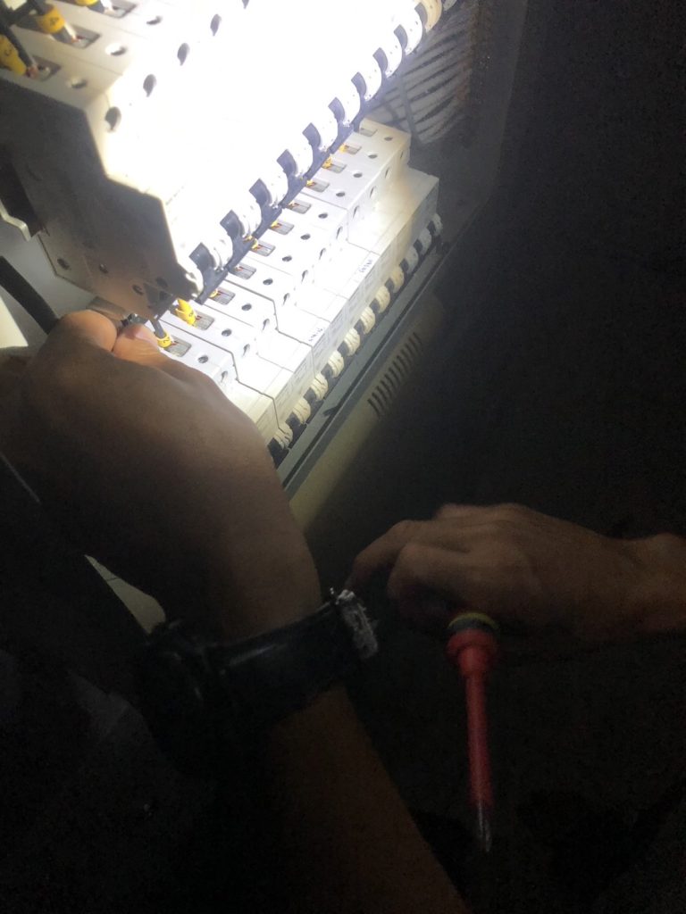 ซ่อมไฟตู้โหลดเซ็นเตอร์