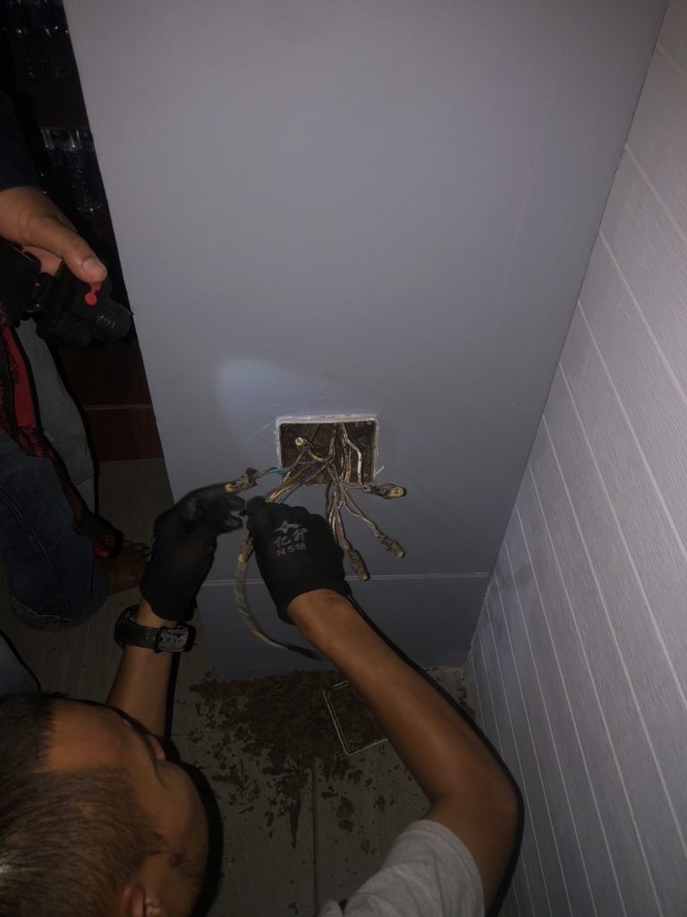 ซ่อมสายไฟในกล่องรวมสายไฟที่ปลวกทำรัง