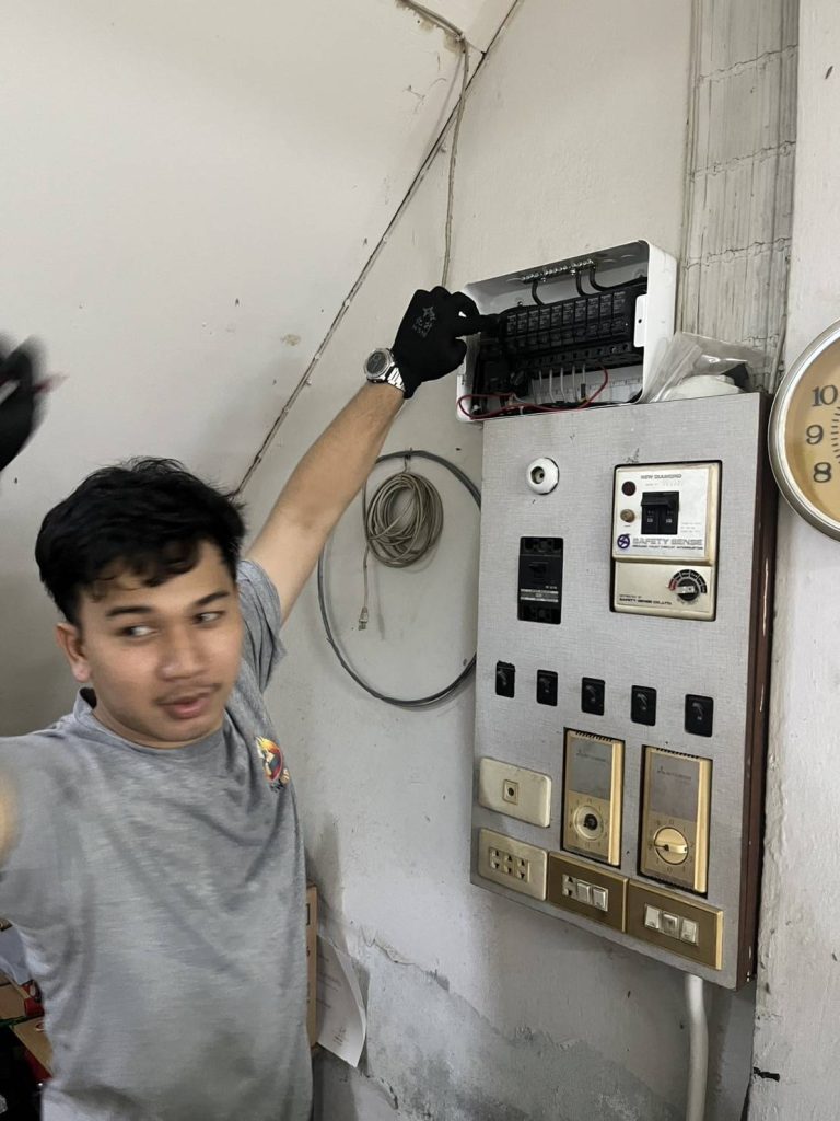 ตรวจเช็กแผงควบคุมไฟฟ้า