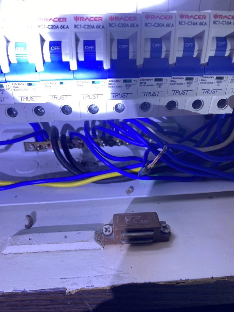 สายไฟในตู้คอนซูมเมอร์