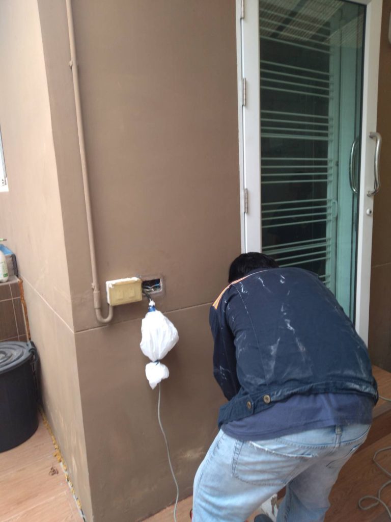 ช่างเข้าตรวจเช็กปลั๊กไฟ