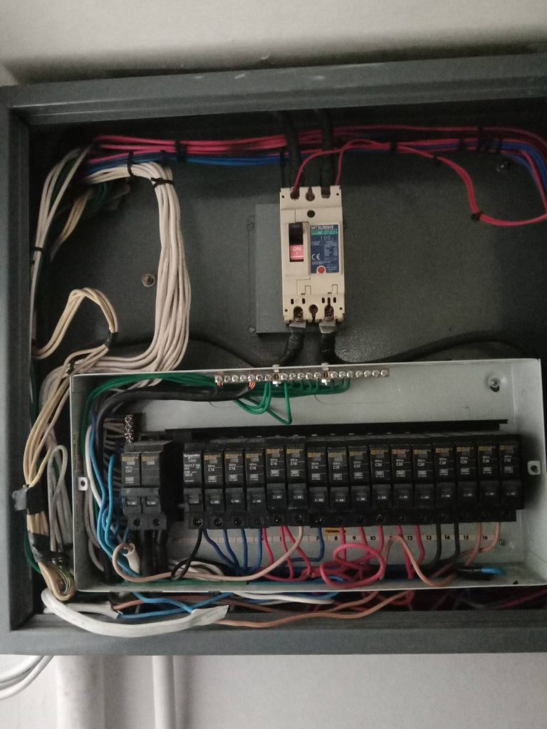 ตู้คอนซูมเมอร์